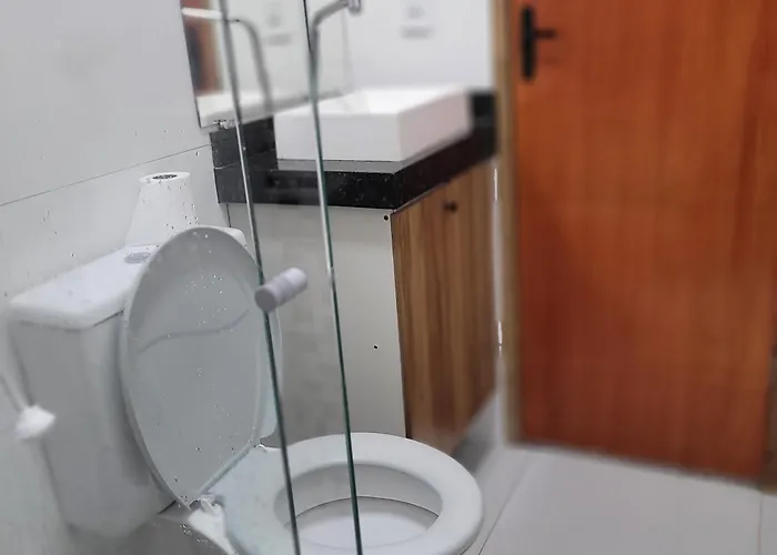 Quarto 6 econômico próximo do aeroporto ar condicionado cama de casal